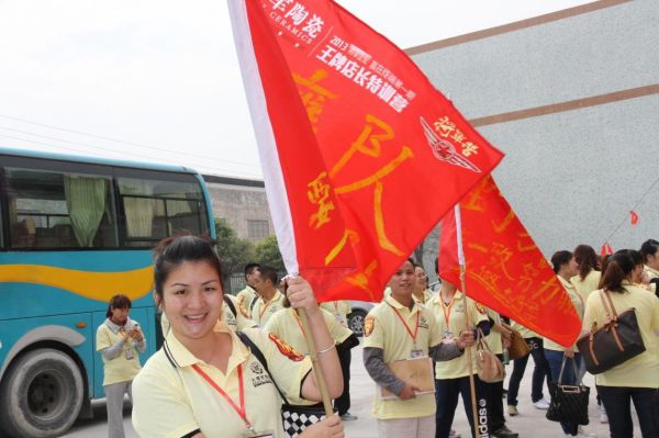 【將軍營(yíng)】王牌店長(zhǎng)滿(mǎn)懷熱情參觀(guān)大將軍陶瓷總部展廳和生產(chǎn)基地
(圖2)